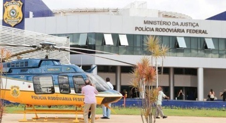 Helicóptero da PRF na frente da sede nacional da corporação, em Brasília