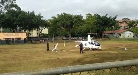 Aeronave parou em campo de futebol