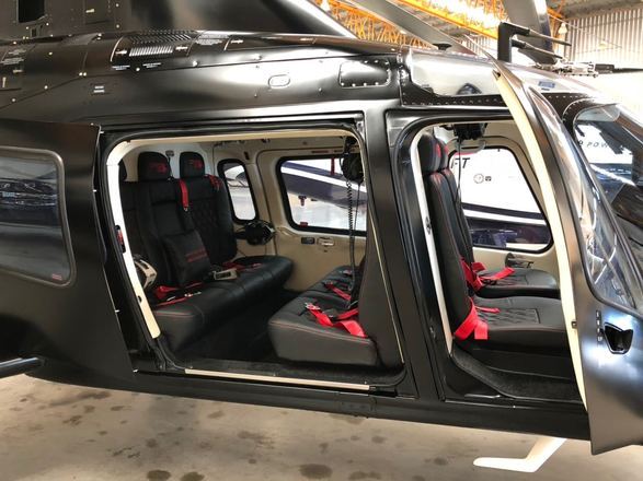 A aeronave comporta um piloto e um copiloto e at&eacute; seis passageiros&nbsp;