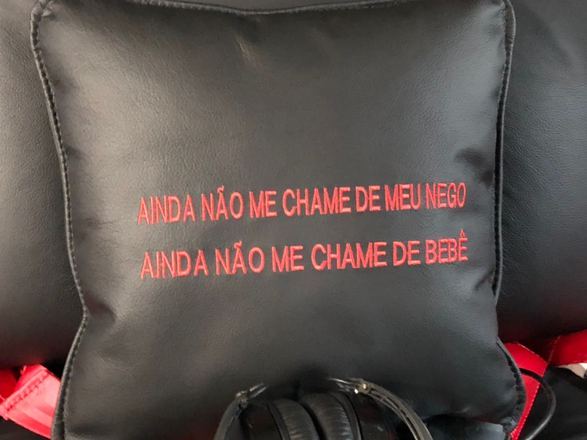 Outro detalhe curioso: Gusttavo Lima pediu que bordassem em uma almofada o trecho de sua m&uacute;sica Apelido CarinhosoVeja tamb&eacute;m:&nbsp;Gusttavo Lima 'rouba' planta&ccedil;&atilde;o de milho: 'Quem for dono, me perdoa'