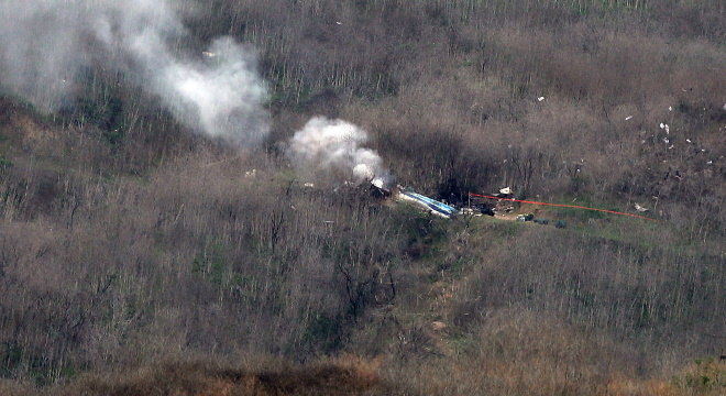 Destroçocos do helicóptero de Kobe Bryant após queda, na Califórnia
