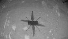 Foto mostra sombra do helicóptero da Nasa enquanto voava em Marte