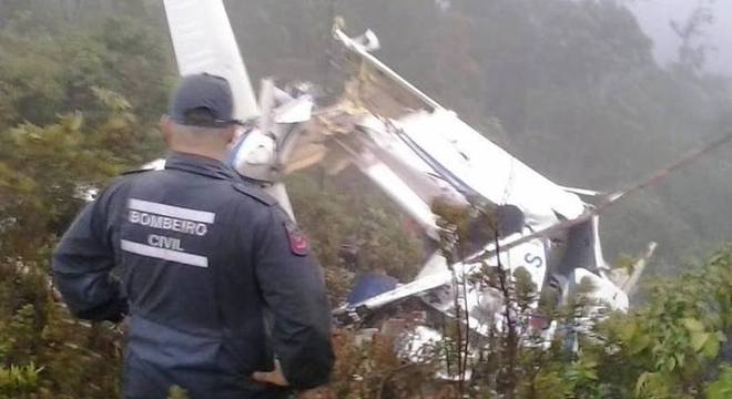 Queda de helicóptero causa seis mortes em Campos do Jordão (SP)