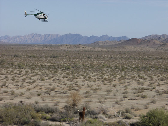 Helicópteros da patrulha sobrevoam as regiões limítrofes dos Estados Unidos com o México para flagrar a entrada ilegal de imigrantes sem visto. 