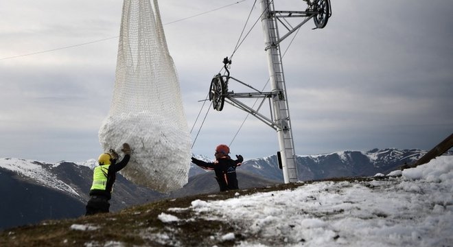 Helicópteros transportaram neve para pistas do resort Luchon-Superbagnères