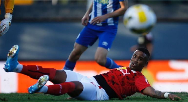 Helinho disputa bola durante o jogo