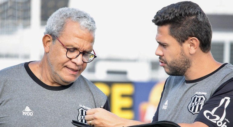 Técnico Hélio dos Anjos (à esquerda) em treino da Ponte Preta