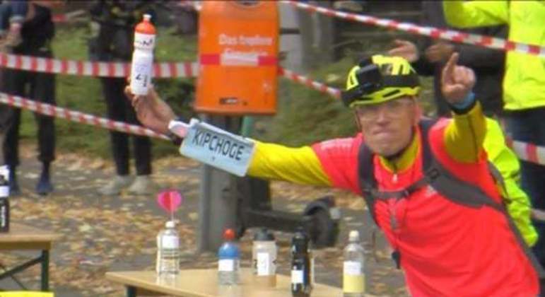 Henning-Schulke na missão de entregar as garrafas de Kipchoge na Maratona de Berlim. Seu trabalho foi decisivo para o novo recorde mundial, como aconteceu em 2018
