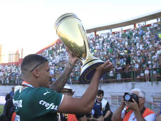 Henri, o capitão, exibe o troféu para a torcida do Palmeiras. 