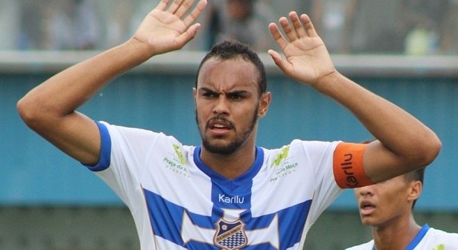 Capitão de time da Premier League desmaia em campo, e jogo é