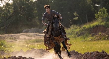 Henrique Camargo mostra habilidade em andar a cavalo