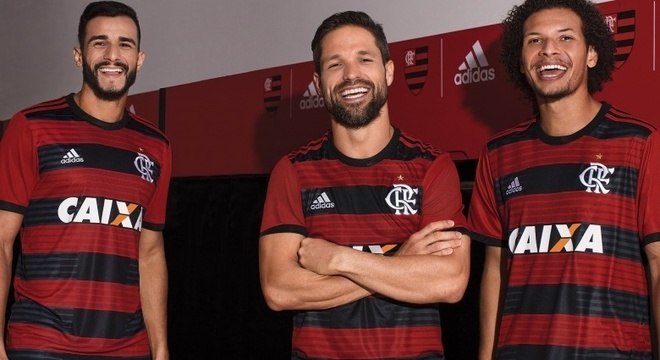 Henrique Dourado, Diego e Willian Arão com o novo uniforma