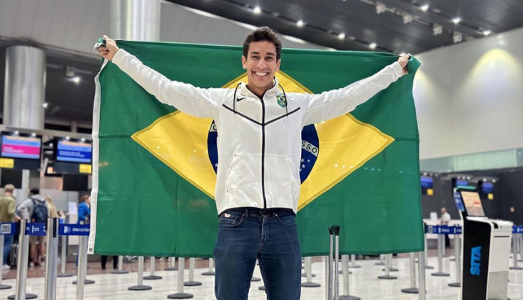 Além de atleta e modelo, Henrique também é publicitário e ex-militar. Ele é formado em Publicidade e Propaganda e passou a se dedicar mais à profissão após o seu auge no esporte. Ele também serviu no Exército Brasileiro durante oito anos.O esporte é uma paixão recorrente e ele corre, pedala, faz trilhas e, claro, nada e mergulha