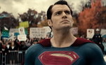 Nenhuma dessas aparições do ator como
Superman agradou ao público. A reclamação geral é que Zack Snyder não
conseguiu traduzir o personagem para as telas. Por essa falta de rumo, a Warner
até desistiu de fazer uma continuação para O Homem de Aço, algo que estava
previsto inicialmente. Cavill ficou mesmo no limbo dentro do estúdio e durante
muito tempo não sabia mais se voltaria a viver o super-herói da DC Comics