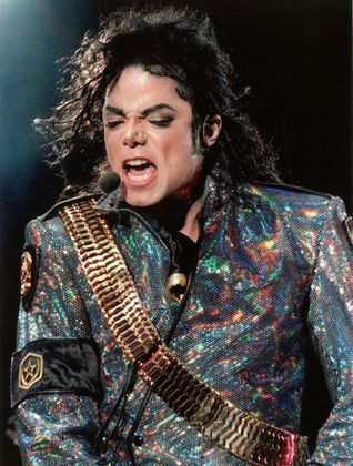 A família de Michael Jackson, morto em 2009, virou de cabeça para baixo com a história de uma herança. Segundo o testamento, a fortuna do Rei do Pop foi destinada para instituições de caridade, para a mãe do cantor e os três filhos do astro. Mas os irmãos de Michael, que não foram citados no documento, não curtiram nada a notícia