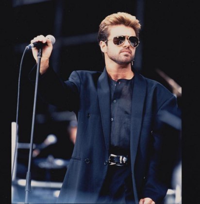 George Michael também deixou problemas póstumos. As irmãs do falecido cantor e o ex, Fadi Fawaz, entraram em uma briga na justiça por mais de 100 milhões de libras. A polêmica se estendeu até para a redes sociais