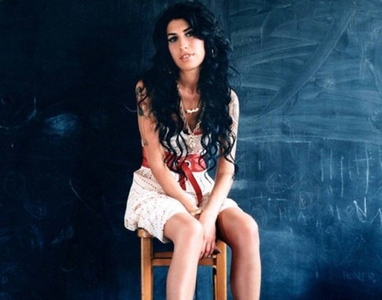 Amy Winehouse foi outra que deixou uma pequena fortuna para trás quando morreu, em 2011. O montante, avaliado em R$ 12 milhões, foi repassado para os familiares da cantora, já que ela não deixou testamento pronto. Quem não ficou nada feliz com essa história foi o ex de Amy, Blake Fielder-Civil