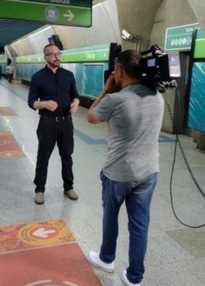 Herbert de Moraes e o cinegrafista Robinson Vieira no Metrô de São Paulo