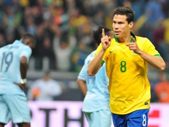 Hernanes (36 anos) - Meia - Sem clube desde janeiro de 2022 - Último time: Sport - Passagem pela seleção do Brasil.