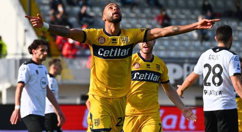 De acordo com jornal italiano, Palmeiras intensifica conversas para contratar volante que pertence ao Parma