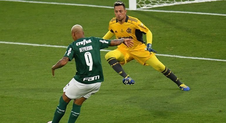 Herói do título da Libertadores 2021 sobre o Flamengo, Deyverson, que tem contrato até o fim do mês, já se despediu do Palmeiras e não atua mais pelo clube. O jogador terá de buscar um novo desafio para a temporada