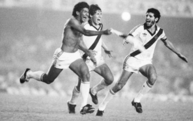 Herói do Vasco no título carioca de 1988, COCADA (sem camisa) logo depois foi para o Fluminense. Nas Laranjeiras, adotou o nome de Lucas Cocada, mas pouco atuou.