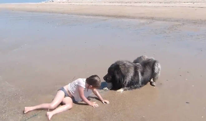 AtÃ© que a menina esteja a salvo na areiaÂ&nbsp;