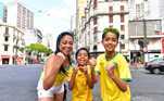 Michele De Souza e seus filhos William Gabriel e Lucas de Souza saem às ruas para torcer pelo Brasil pela primeira ve