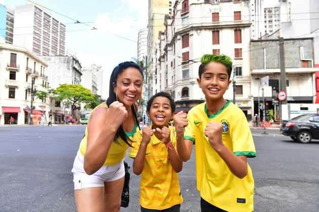 Michele De Souza e seus filhos William Gabriel e Lucas de Souza saem às ruas para torcer pelo Brasil pela primeira ve