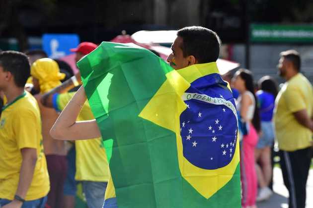 Torcedores se protegem do sol para assistir a estreia do Brasil na Copa do CatarLeia mais! Neymar e a Copa do Mundo, por enquanto, é um amor não correspondido