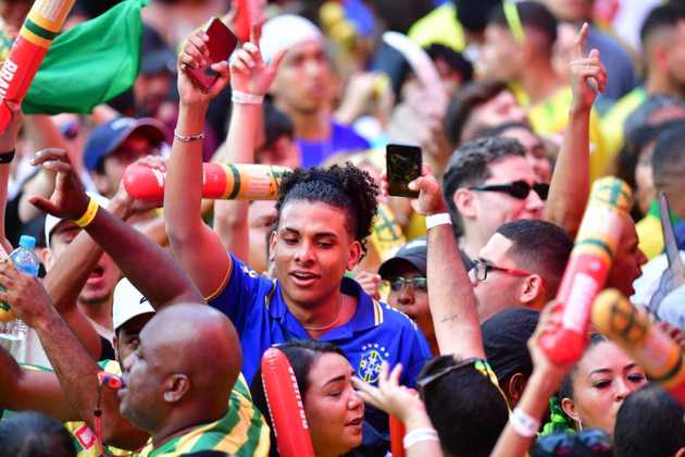 Evento conta com telão de 1.000 polegadasLeia mais! Ruas do Brasil acordam de verde e amarelo em dia de estreia da seleção