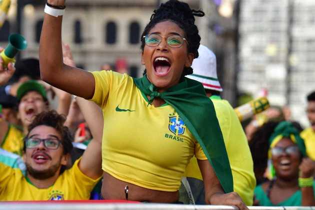Em São Paulo, no Vale do Anhangabaú, milhares de torcedores se reuniram para acompanhar Brasil e Sérvia, transmitido em um telão de 1.000 polegadas