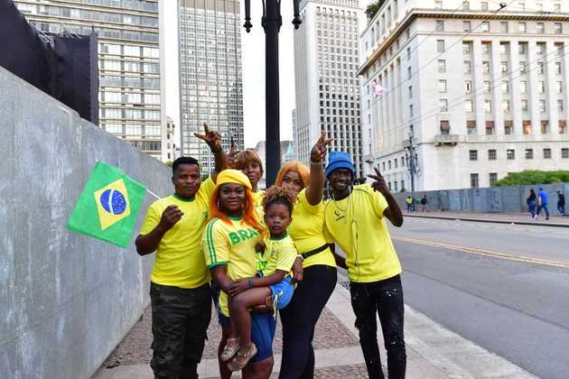 Matadi  timbula, da angola, trouxe a família para assistir a copa no Brasil. Eles contam que no país africano, as pessoas também param para ver a seleção brasileira em bares e lares angolanosLeia mais! Sobre CR7, o desempregado mais célebre do planeta, Neymar e os sonhos dos torcedores brasileiros