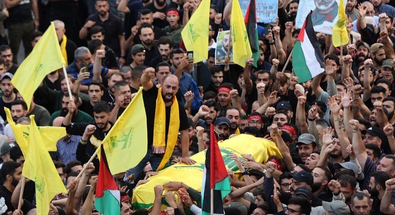 Bandeiras amarelas do Hezbollah são vistas em velório de combatetente, no Líbano