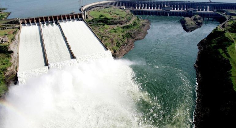 Usina hidrelétrica de Itaipu sofreu com tempestade neste sábado (23)