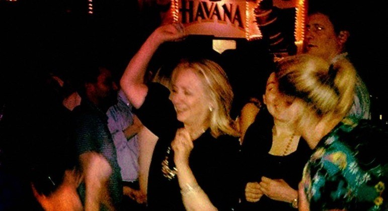 Hillary Clinton postou no Twitter foto em que aparece dançando numa festa na Colômbia