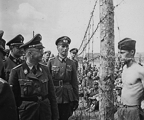  Himmler foi responsável direto pelos campos de concentração. Na foto, ele inspeciona um dos campos, diante de prisioneiroS. 