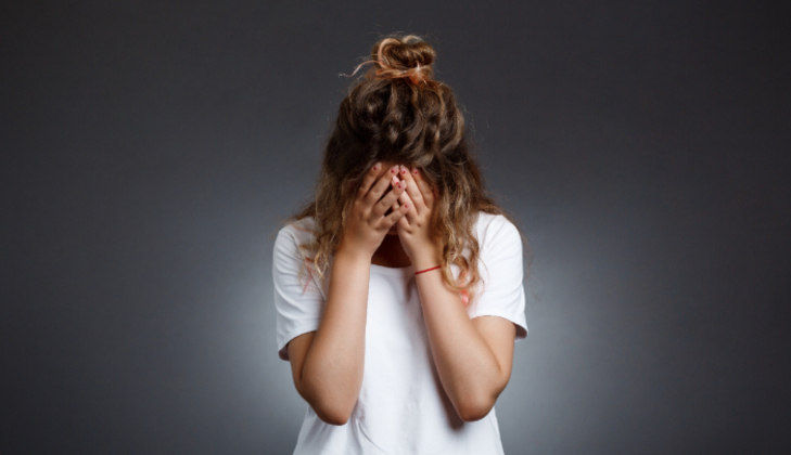 3. Evite o estresseEstar continuamente submetido a situações de estresse afeta não apenas o psicológico, mas também a saúde do indivíduo. Durante esses episódios, há uma maior liberação de hormônios, como adrenalina e cortisol, capazes de&nbsp;estreitar os vasos sanguíneos e aumentar a pressão arterial.&nbsp;Quanto mais a pessoa permanecer estressada, maior é o risco de desenvolver a doença