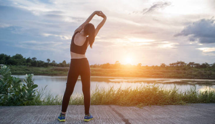 1. Faça atividade física&nbsp;Manter regularidade na prática de atividade física pode contribuir para evitar a hipertensão. Isso porque ela ajuda, por exemplo, a dilatar os vasos sanguíneos e a controlar os batimentos cardíacos.&nbsp;