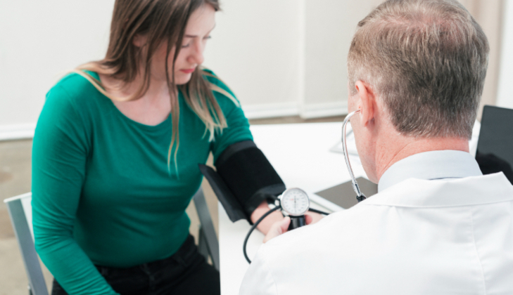 7. Meça regularmente a pressãoPara o Ministério da Saúde, medir de forma regular a pressão arterial é a única maneira de diagnosticar a hipertensão. Dessa forma, a pessoa pode observar possíveis alterações e evitar complicações. Portanto, pessoas com mais de 20 anos devem medir a pressão ao menos uma vez por ano. Se houver histórico familiar de hipertensão arterial, deve-se medir, no mínimo, duas vezes ao ano.