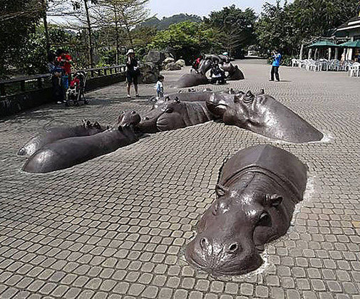 Hipopótamos - Taiwan - Fica na capital Taipei. A ideia de mostrar hipopótamos brincando submersos no concreto partiu do diretor do zoológico da cidade, Chen Pao-chung.