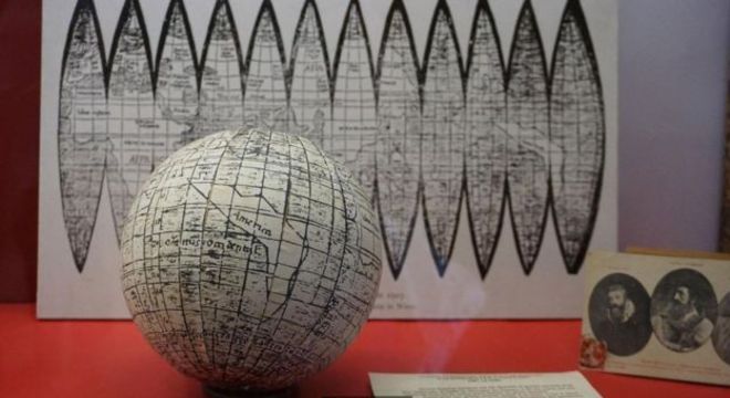 O globo impresso ao lado do mapa de Waldseemüller indica que os europeus medievais sabiam que a Terra era redonda 