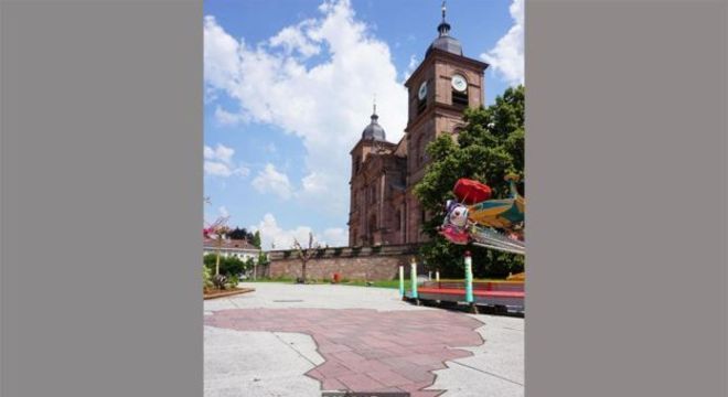 Apenas alguns resquícios - como uma representação em arenito da América na calçada da catedral - remetem ao passado medieval de St-Dié-des-Vosges 