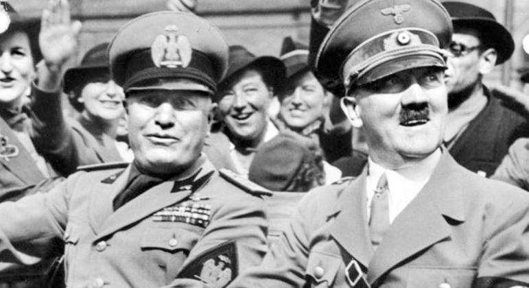 Benito Mussolini ao lado de Adolf Hitler
