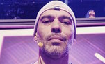 Robson Moura pode até ter fama de malvado, mas temos certeza que muita gente já dançou e cantou seu hit! O refrão Oi, oi, oi, de Vem Dançar Com Tudo, continua na boca do público e foi a música que marcou o anos de 2012. Você lembra dessa?