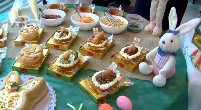 Outro item que chamou atenção na padaria foram os ovos salgados. Eles são preparados com massa de coxinha ou empada e recheados conforme o gosto do cliente. As opções variam nos sabores de carne seca, frango e até mesmo camarão. Uma torta de frango com milho também se destacou por ter sido feita no formato de cabeça de coelho. Dá para acreditar? 