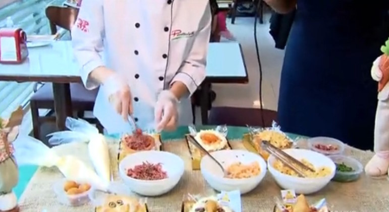 A repórter do programa, Ana Paula Neves, foi conferir de
pertinho os diferentes gostos presentes nessa época tão deliciosa do ano: a
Páscoa! Chegando lá, a jornalista se deparou com ovos contendo uvas,
brigadeiro, biscoitos, brownie, pudim, palha italiana e até mesmo uma colomba
que reproduz uma toca de coelho!