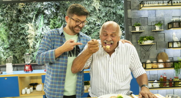 Guga Rocha recebe o jornalista Marcio Canuto na cozinha do Hoje em Dia