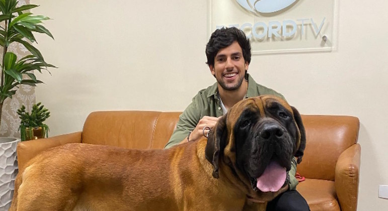 Julinho Casares é amante de cães e possui mais de 300 mil seguidores em suas redes sociais