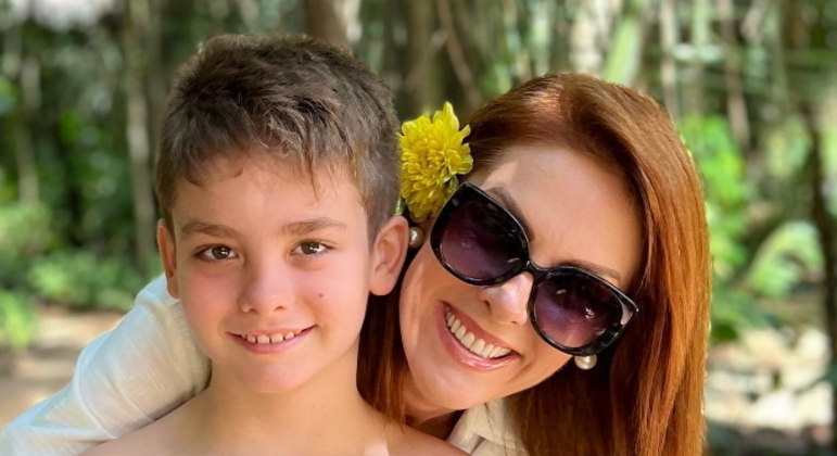 Ana Hickmann e o filho Alezinho, seu companheiro da vida e de viagens